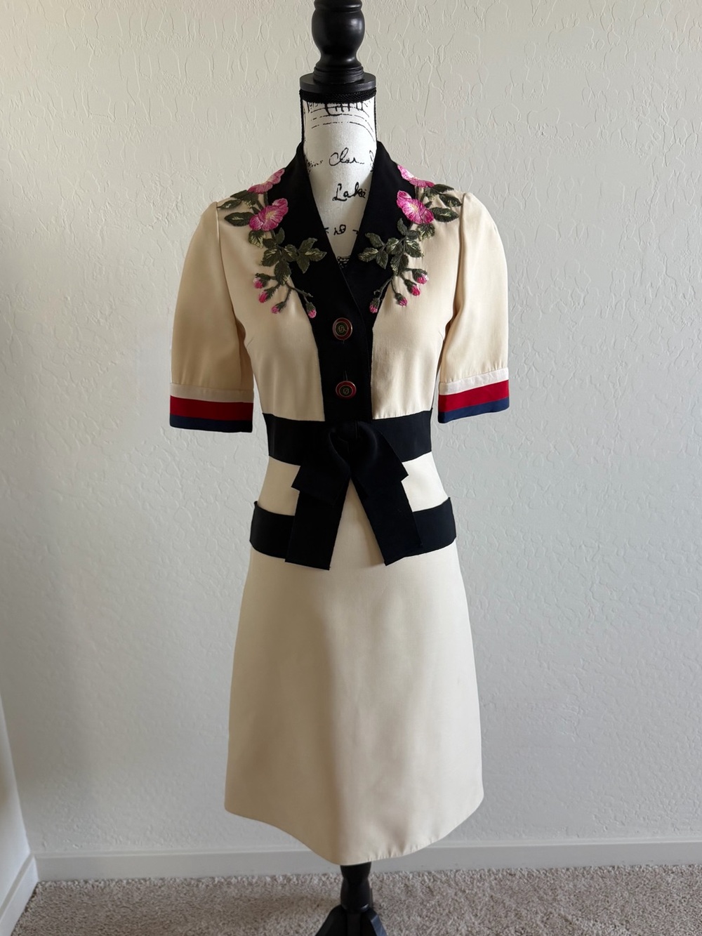 Gucci Crème Embroidered With Faille Ribbon Trim Dress SZ. EU 38